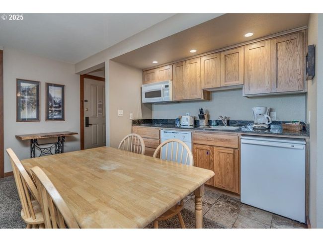 18575 Sw Century Dr, Condo with 1 bedrooms, 1 bathrooms and null parking in Bend OR | Image 8
