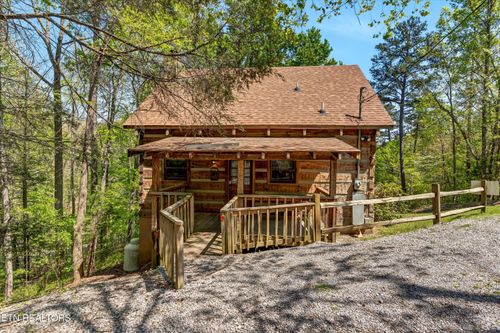 2580 Black Bear Ln, Sevierville, TN, 37876-7369 | Card Image
