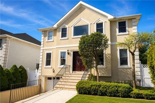 22 Putters Ct, Staten Island, NY, 10301-3368 | Card Image