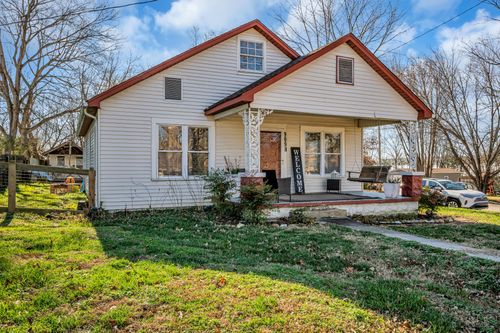 909 W 1st St, Dickson, TN, 37055-1103 | Card Image