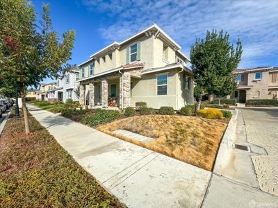 2210 Salice Way, House other with 4 bedrooms, 3 bathrooms and 2 parking in Brentwood CA | Image 2