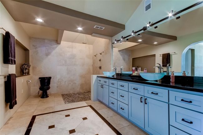 Large master bathroom | Image 23