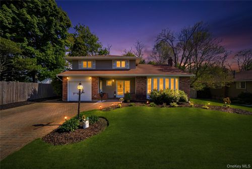 99 Redwood Ln, Massapequa Park, NY, 11762-3244 | Card Image