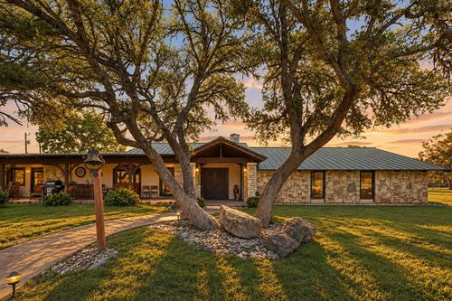 722 W Lacey Oak Pkwy, Kerrville, TX, 78028-2019 | Card Image