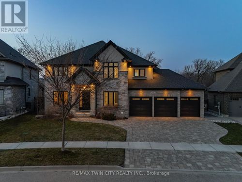 581 Manor Ridge Cres, Waterloo, ON, N2K0B4 | Card Image
