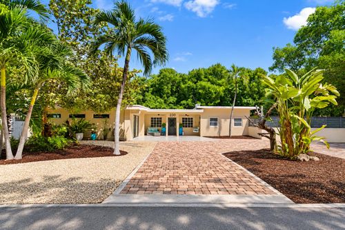 230 Key Honey Ln, Tavernier, FL, 33070-2093 | Card Image