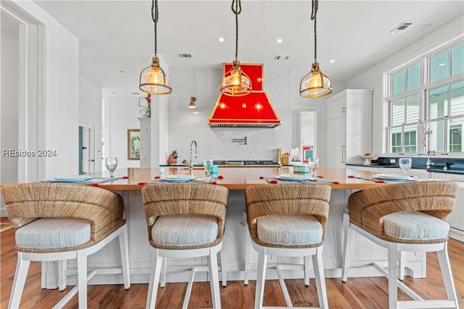 Oversized Kitchen island | Image 10
