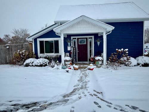 637 W 1st St, Albany, IN, 47320-1605 | Card Image