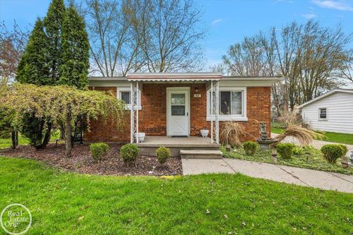 918 Columbia St, Algonac, MI, 48001-1220 | Card Image
