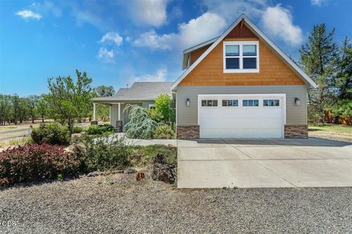 1712 Stevens Rd, Eagle Point, OR, 97524-6521 | Card Image