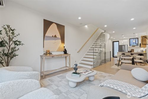 b-11229 Greenwood Ave N, Seattle, WA, 98133-8612 | Card Image