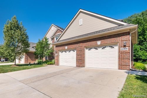 29406 Woodpark Cir, Warren, MI, 48092-6306 | Card Image