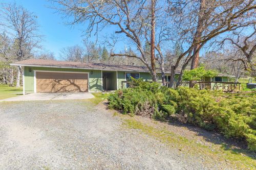 15 Twin Oaks Rd, Jacksonville, OR, 97530-9746 | Card Image