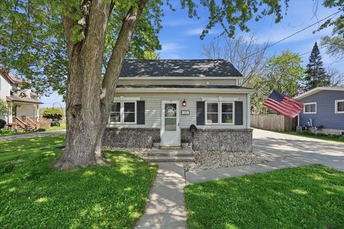 327 Elizabeth St, Lodi, WI, 53555-1016 | Card Image