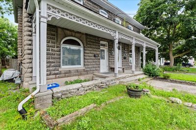 18 Everett St, Home with 3 bedrooms, 1 bathrooms and 2 parking in Belleville ON | Image 2