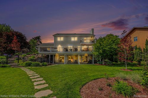 2560 Browning Dr, Lake Orion, MI, 48360-1814 | Card Image
