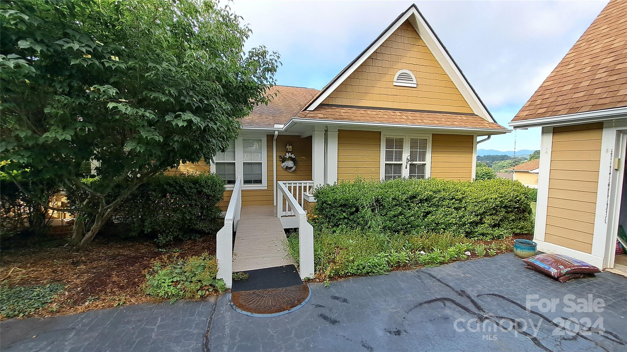 Hyde Park Dr, Asheville, NC 28806