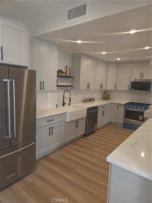 203-15150 Dickens St, Sherman Oaks, CA, 91403-3351 | Card Image