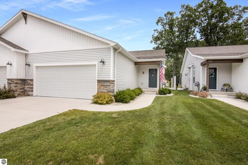 859 Carson St, Traverse City, MI, 49686-4724 | Card Image