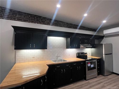 30 Henry St, Middletown, NY, 10940-5709 | Card Image