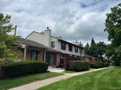 38811 Country Circle, Condo with 2 bedrooms, 1 bathrooms and null parking in Farmington Hills MI | Image 2