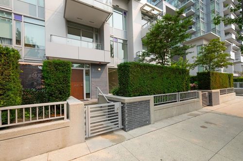 6556 Nelson Ave, Townhouse with 3 bedrooms, 3 bathrooms and 2 parking in Burnaby BC | Card Image