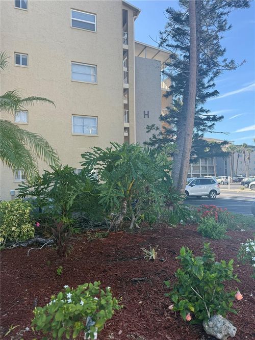 h109-3697 Lake Bayshore Dr, BRADENTON, FL, 34205-5103 | Card Image
