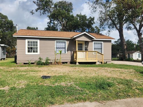 138 W Marion St, Clute, TX, 77531-4114 | Card Image