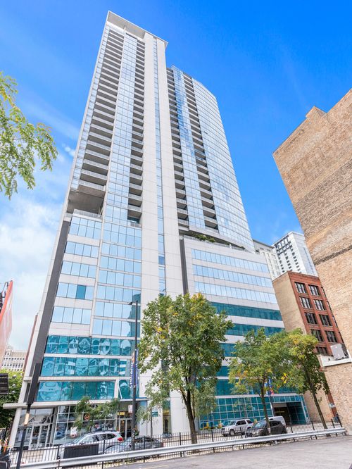 p173-303 W Ohio St, Chicago, IL, 60654-7963 | Card Image