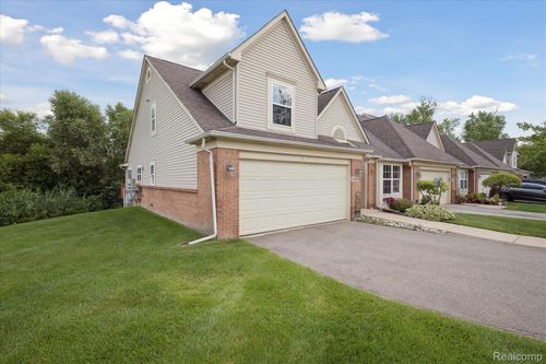 5449 Greenway Dr, Trenton, MI, 48183-7207 | Card Image