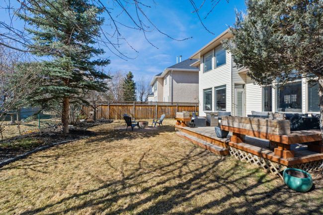10979 Valley Ridge Drive Nw, Home with 3 bedrooms, 3 bathrooms and 4 parking in Calgary AB | Image 39