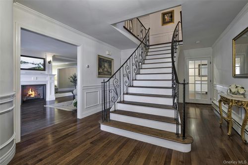 8 Deepdale Dr, Manhasset, NY, 11030-3304 | Card Image