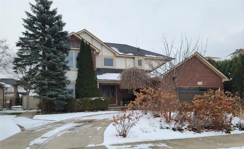 54680 Chickasaw Dr, Macomb, MI, 48042-2216 | Card Image