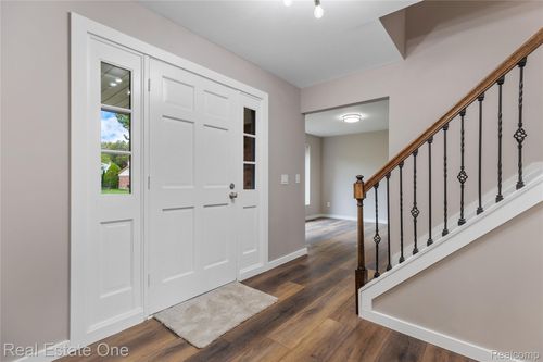 5842 Marble Dr, Troy, MI, 48085-3921 | Card Image