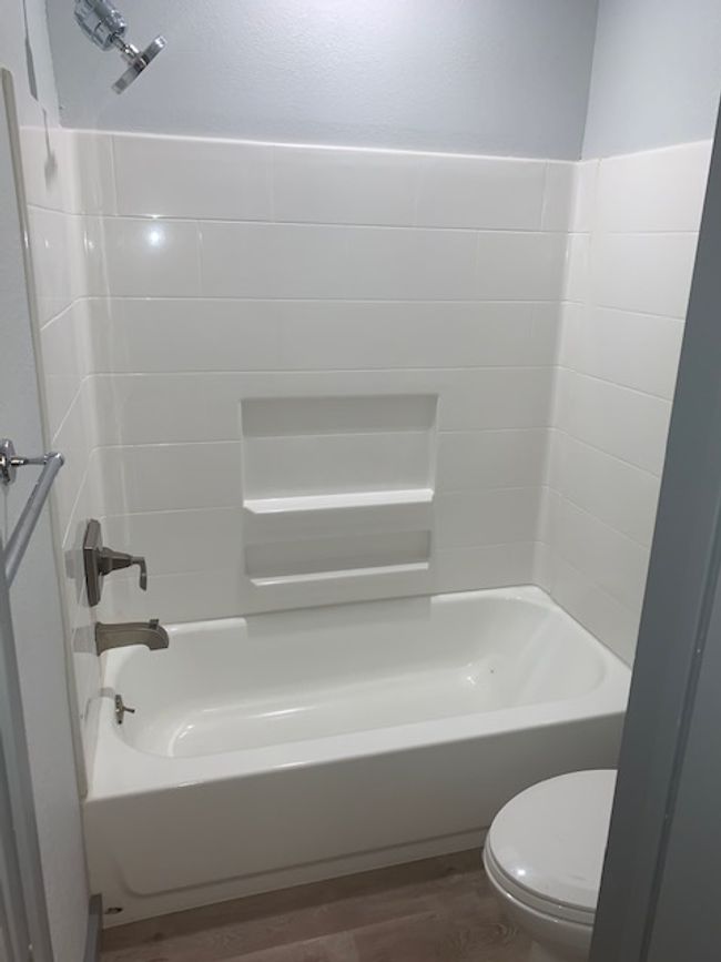 Hall bathroom | Image 16