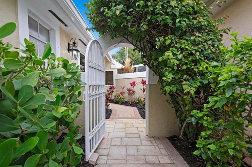 9221 Heathridge Dr, West Palm Beach, FL, 33411-1872 | Card Image