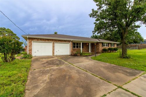 1668 E Circle Dr, Choctaw, OK, 73020-6226 | Card Image