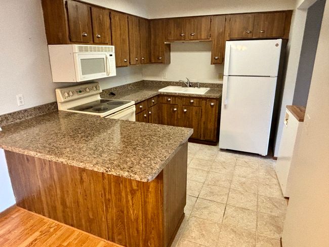 APT-203 - 1712 Creek Rd, Condo with 2 bedrooms, 1 bathrooms and null parking in West Bend WI | Image 9