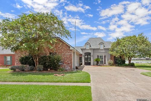 32819 Foxrun Dr, Walker, LA, 70785-5749 | Card Image