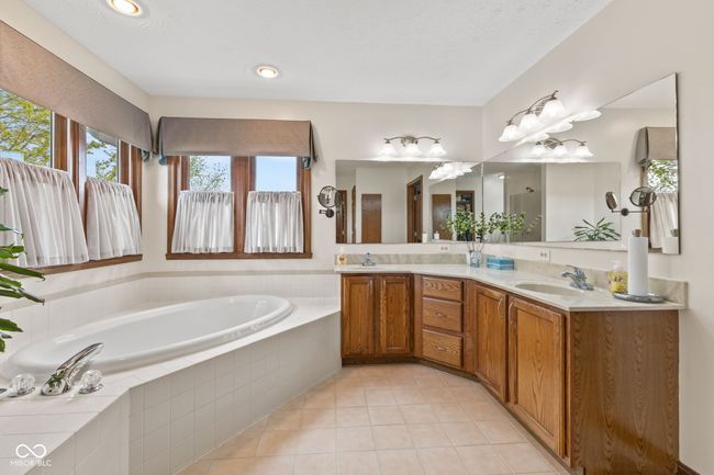 Double vanity & lots of natural light. | Image 41