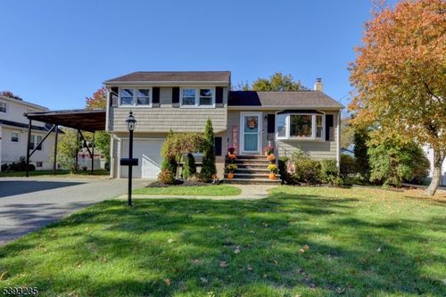 7 1st St, Pequannock, NJ, 07440-1528 | Card Image