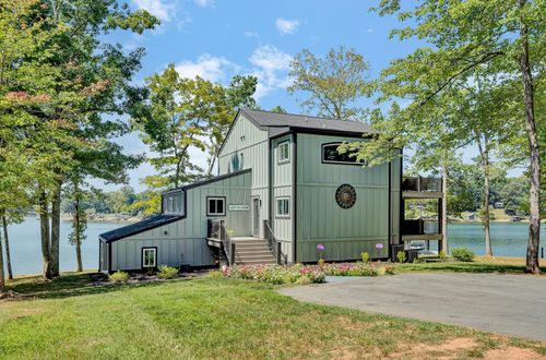 202 Lake Pine Dr, Moneta, VA, 24121-2069 | Card Image