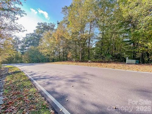 11-215 Crossvine Trl, Hendersonville, NC, 28739-6917 | Card Image