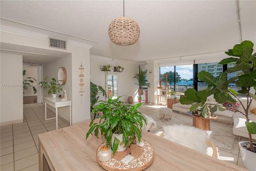 apt-304-600 Ne 36th St, Miami, FL, 33137-3950 | Card Image