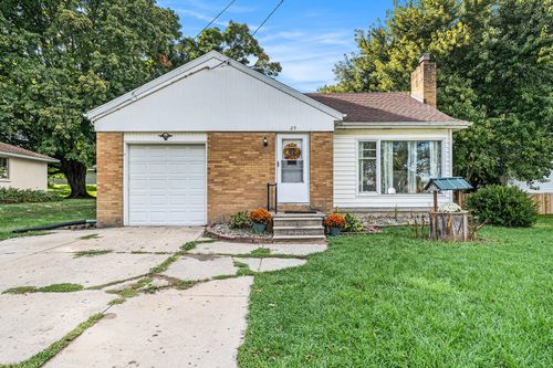 29 S Kent St, Kent City, MI, 49330-9439 | Card Image