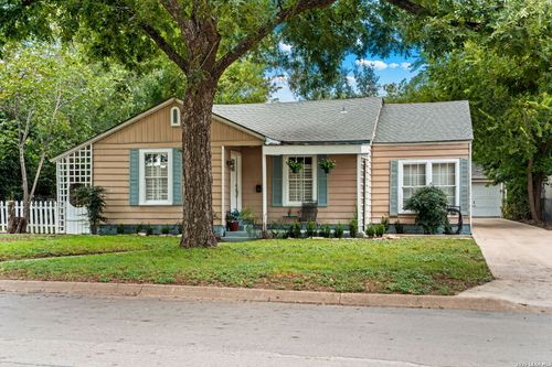 616 Lois St, Kerrville, TX, 78028-2321 | Card Image