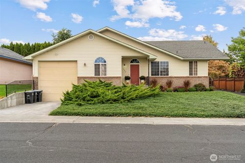 724 Sagebay Dr, Moses Lake, WA, 98837-1659 | Card Image