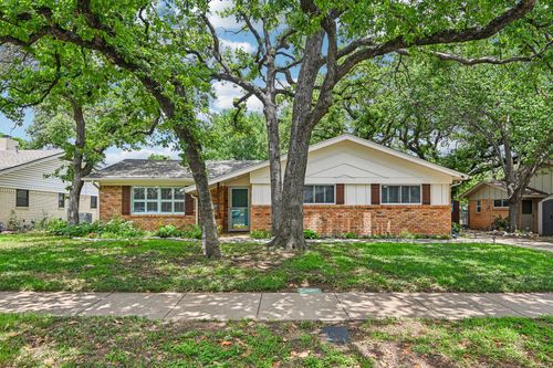 724 Bedford Ct W, Hurst, TX, 76053-4322 | Card Image