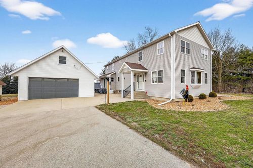 W6904 Schwemmer Ln, Fort Atkinson, WI, 53538-9538 | Card Image