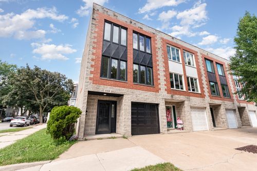 558 W 45th St, Chicago, IL, 60609-3525 | Card Image